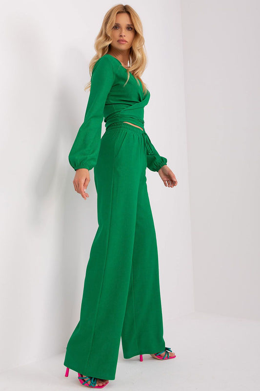 Dettaglio laterale del completo Lakerta verde 182073, mostra la vestibilità dei pantaloni e le tasche