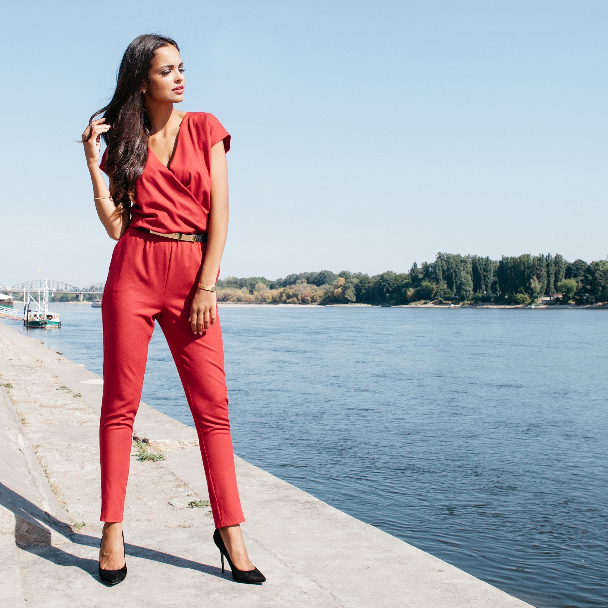 donna indossa JumpSuite rosso elegante