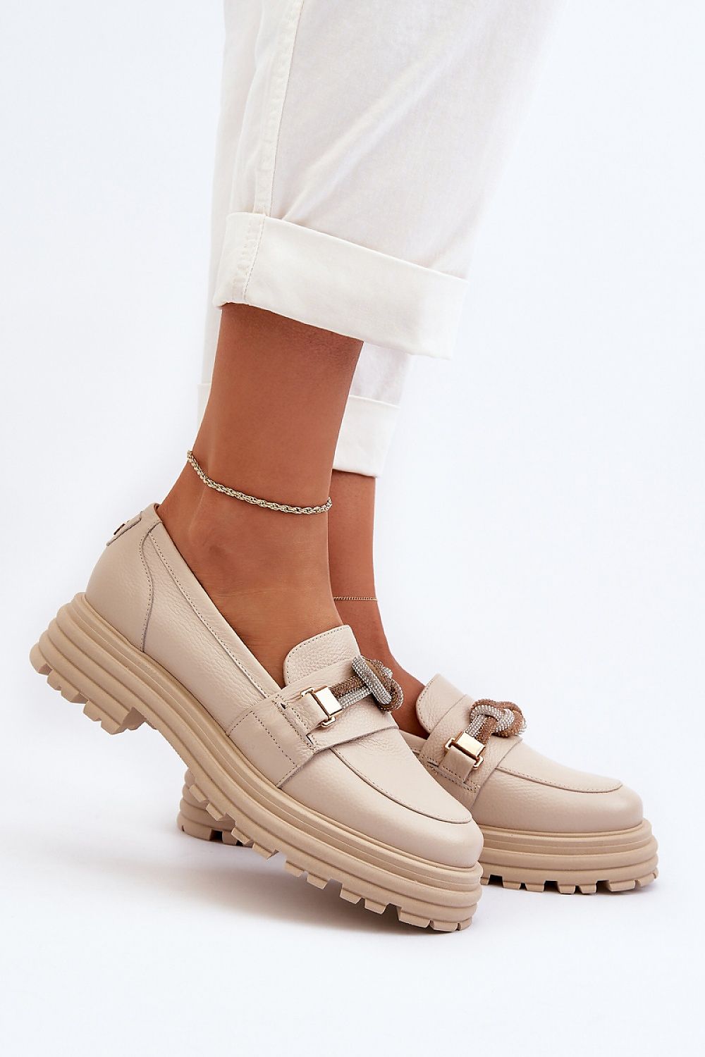 Mocassini donna Laura Messi in pelle naturale indossati con pantaloni bianchi e anklet 195258 Step in style