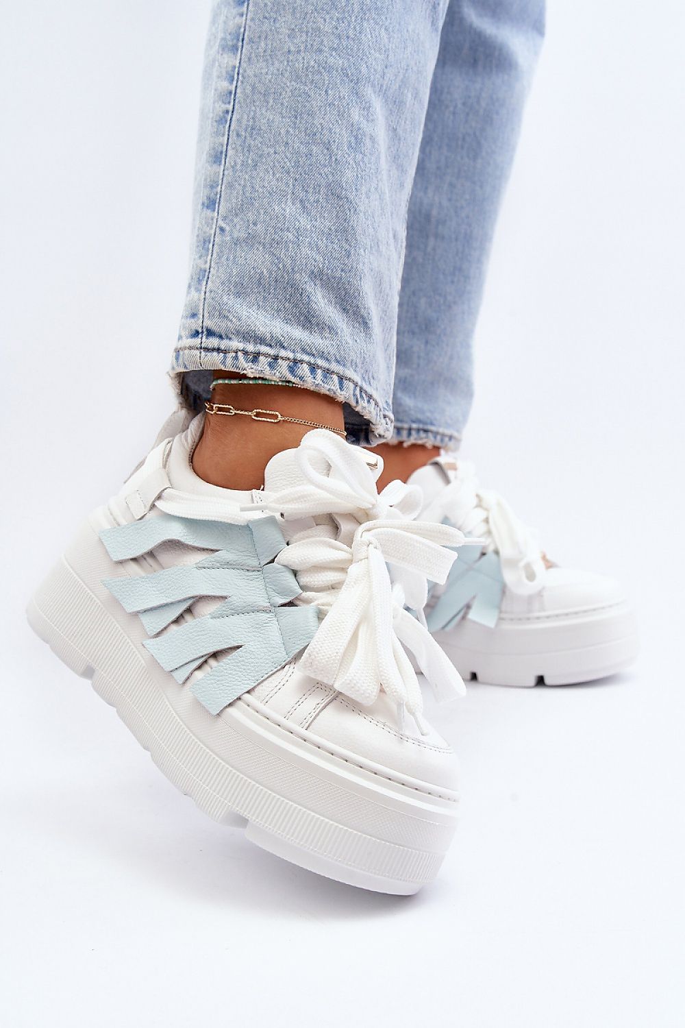 Sneakers donna azzurre in pelle naturale indossate con jeans chiari e anklet dorato 194148 Step in style