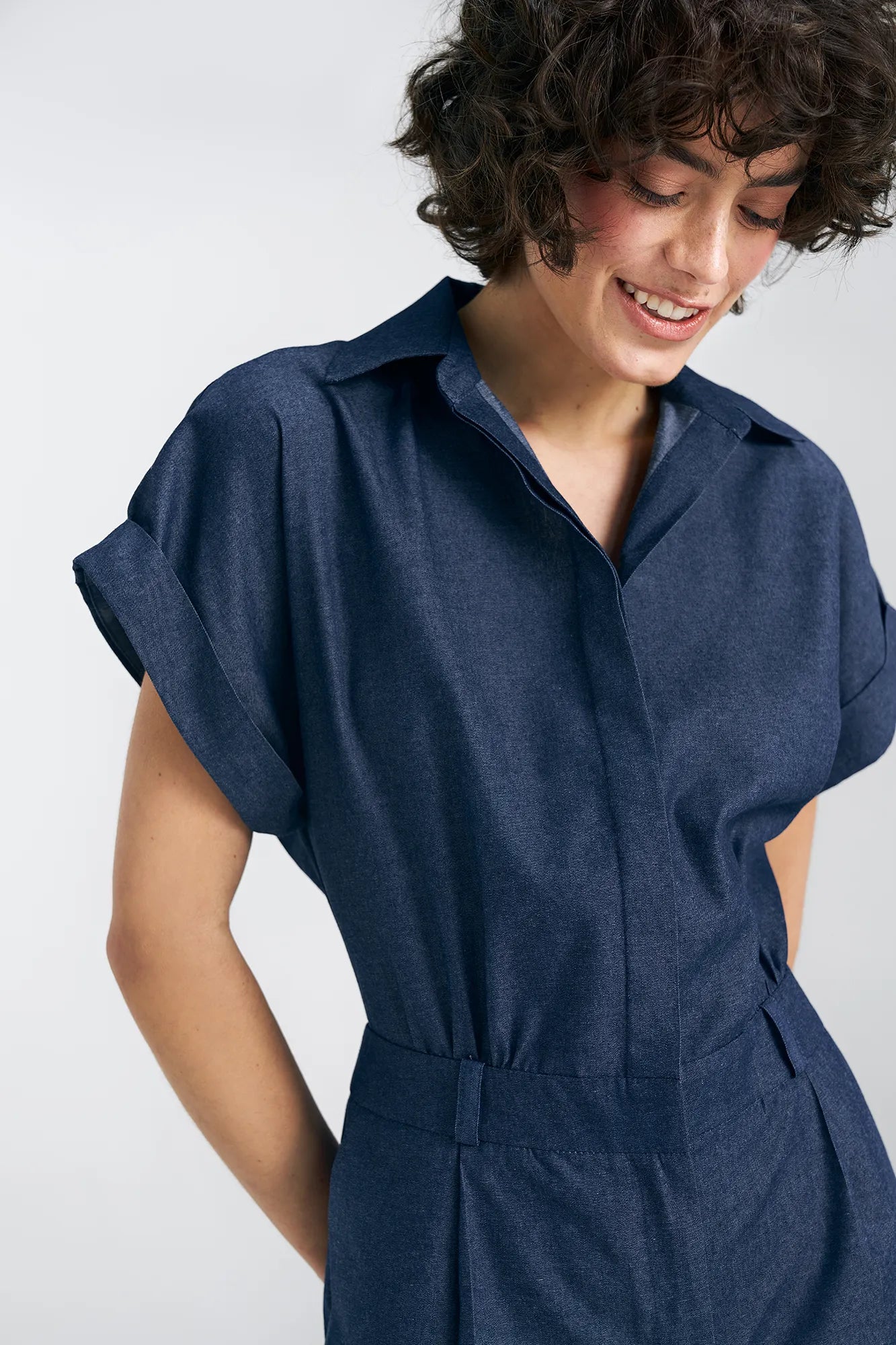 Tuta Nife in denim blu con dettaglio chiusura con bottoni ricoperti sul davanti