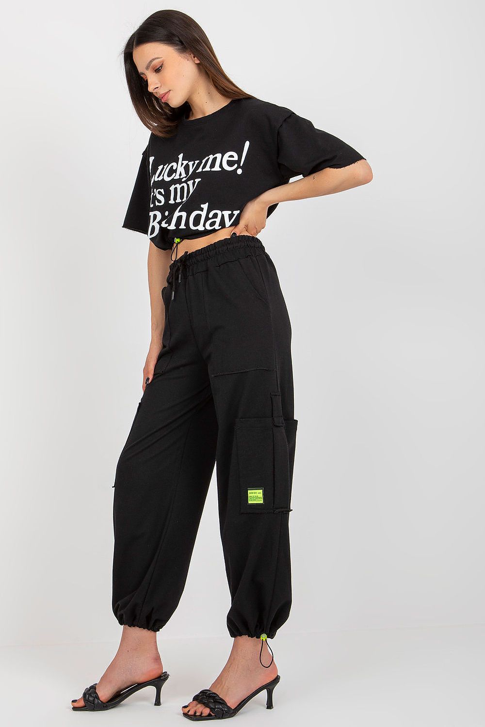 Tuta da ginnastica cargo "Badu" in cotone nero 181591, maglietta oversize e pantaloni cargo, vista frontale