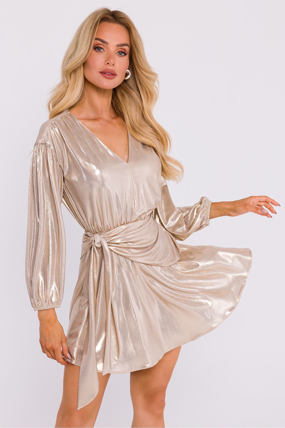 dettaglio modella indossa Moe Miniabito Moe 201649 in tessuto metallico con scollatura a V