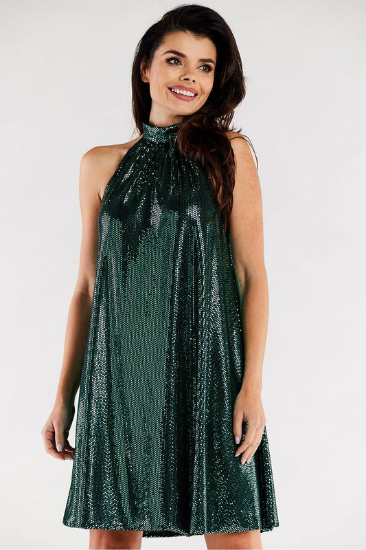 Dettaglio tessuto elegante abito Awama 174325 verde indossato da modella