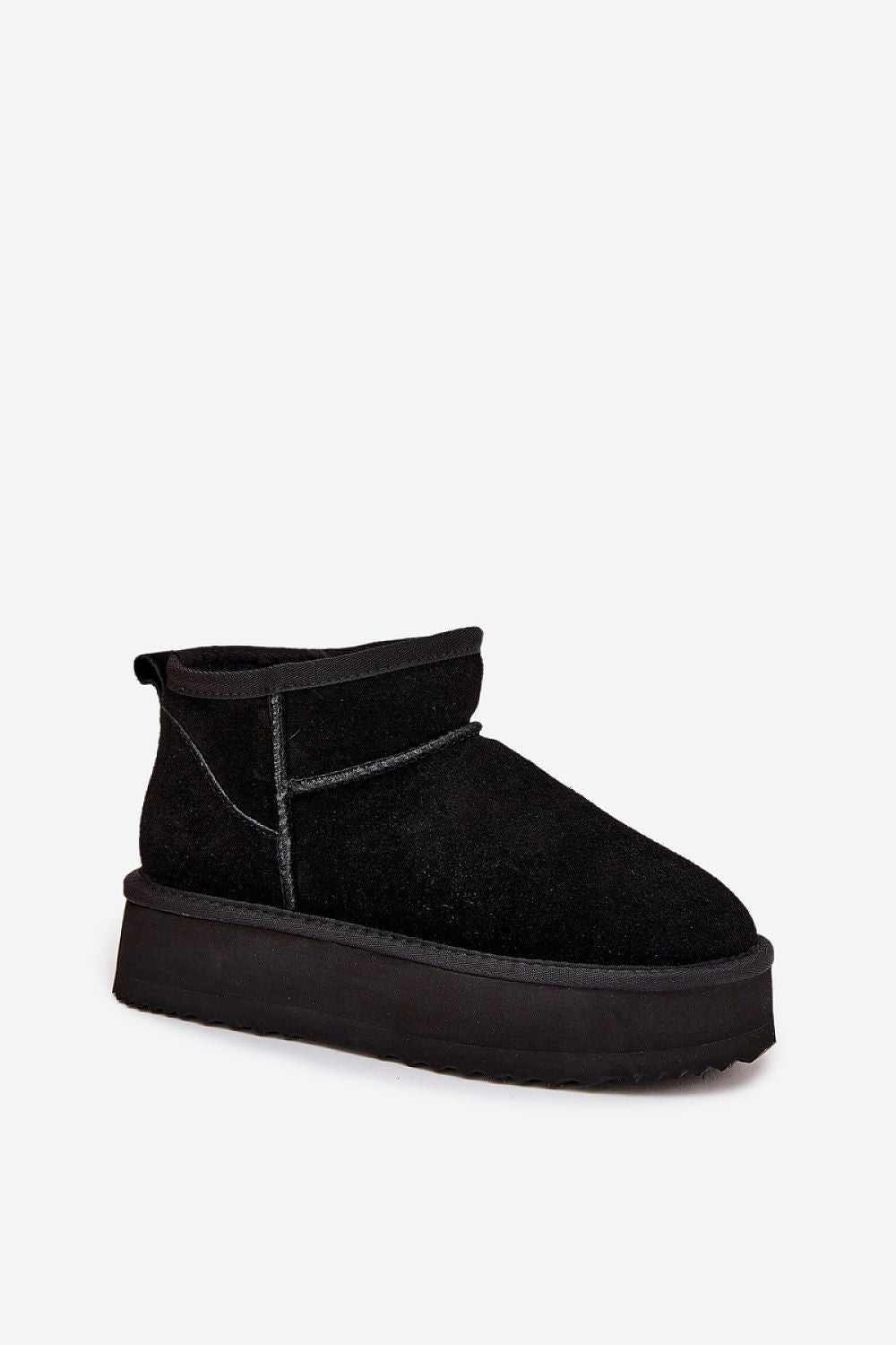 Dettaglio stivale Vinceza nero in camoscio naturale, suola platform alta 4 cm. Perfetti per la neve. 218290 Step in style 