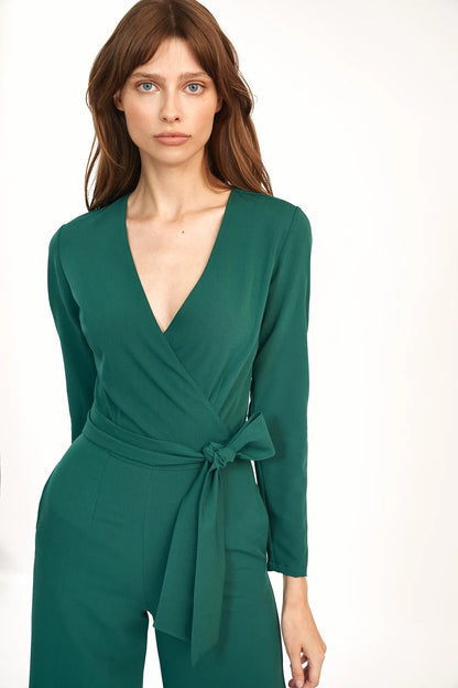 Tuta monopezzo Verde Nife 158895  dettaglio dello scollo a busta e cintura in vita