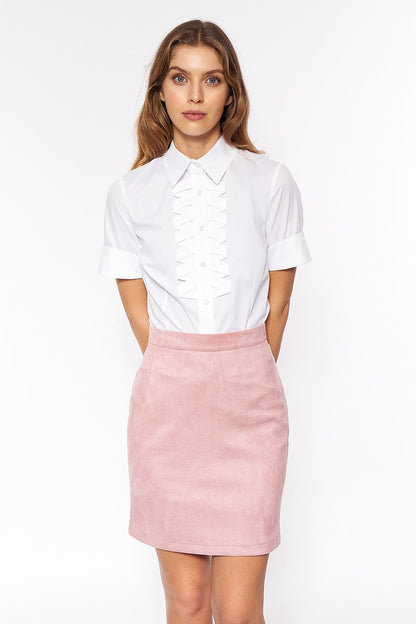  Camicia bianca donna con pieghe decorative e bottoni frontali indossata con gonna rosa 163838 Nife 