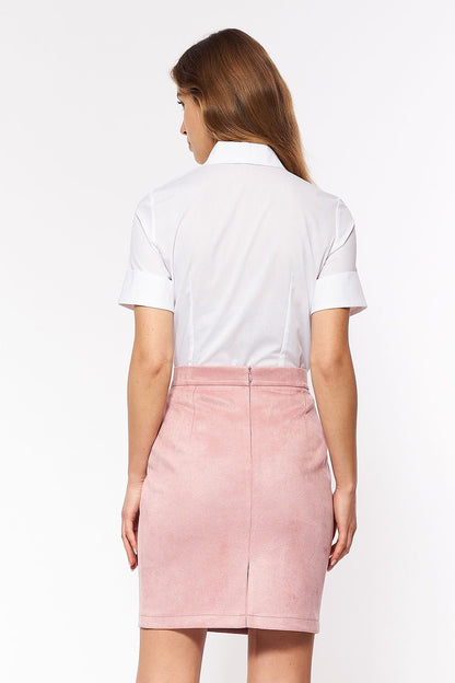 Camicia bianca donna vista da dietro, abbinata a gonna rosa con zip centrale 163838 Nife 