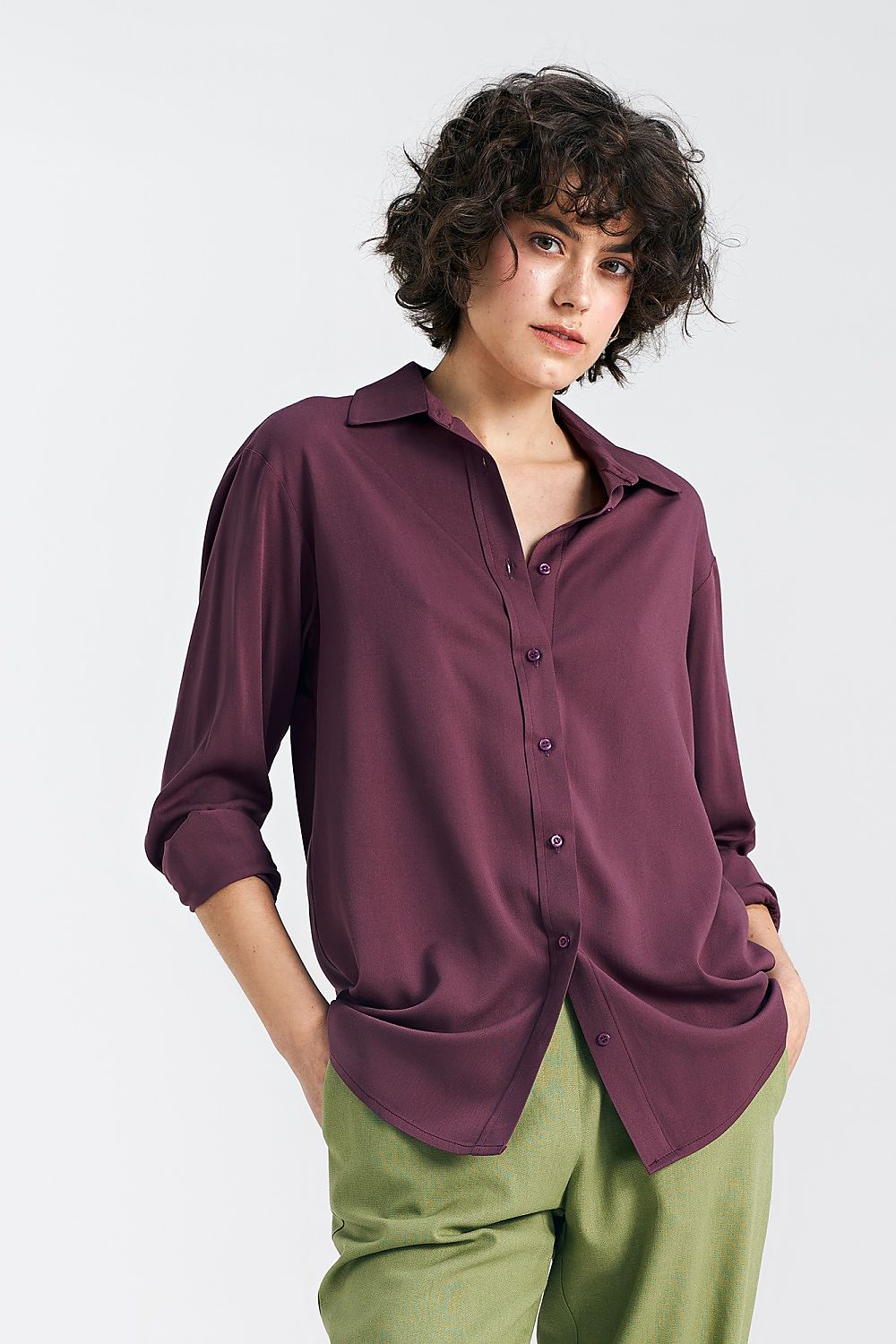 Camicia donna oversize color prugna con colletto classico e maniche lunghe indossata con pantaloni verdi 192970 Nife 