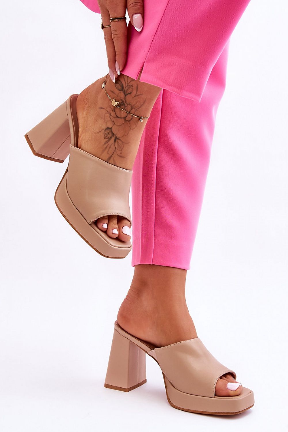 Ciabatte model 181070 con zeppa e tacco largo in ecopelle color nude di Step in Style, vista angolata
