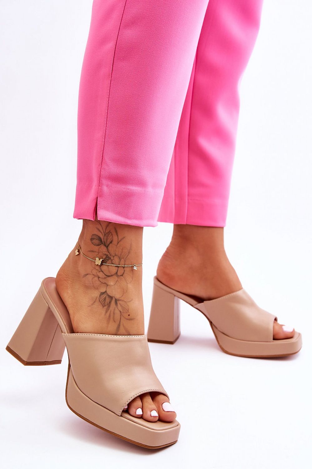Ciabatte model 181070 eleganti con tacco a blocco e zeppa in ecopelle color nude, vista laterale per il dettaglio del tacco