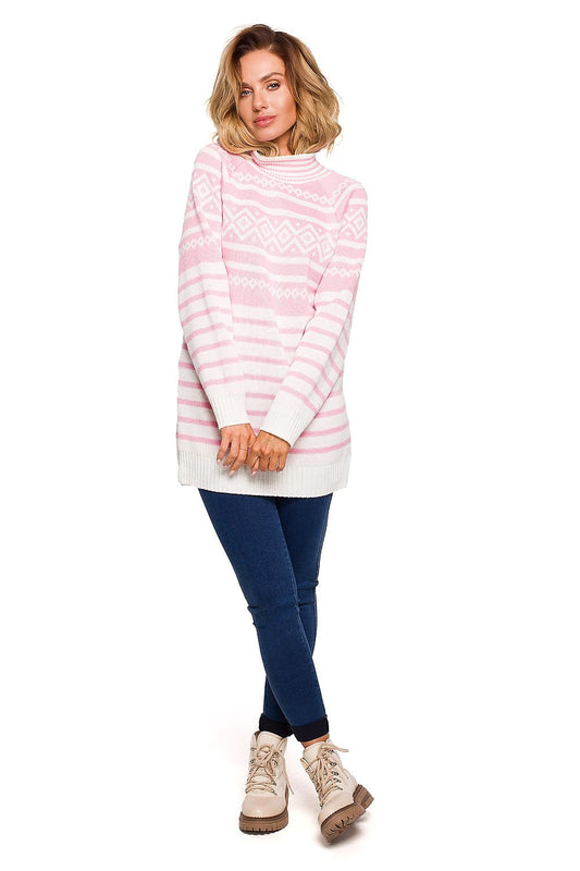 Maglione 160145 Moe  acrilico rosa e bianco – vista laterale abbinato a jeans e stivaletti