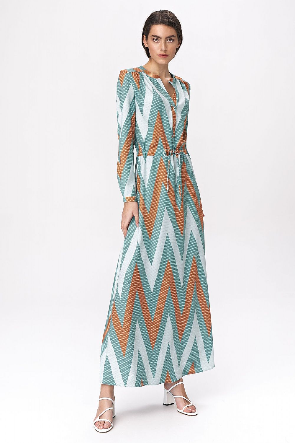 Maxi abito donna multicolor con stampa zigzag indossato con sandali bianchi 140882 Nife 