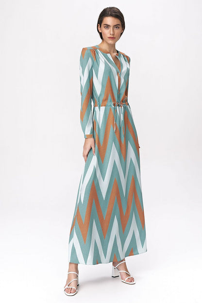 Maxi abito donna multicolor con stampa zigzag indossato con sandali bianchi 140882 Nife 