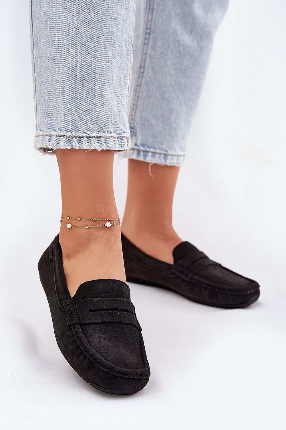 Mocassini donna neri Big Star in pelle scamosciata naturale indossati con jeans 212162 Step in style 