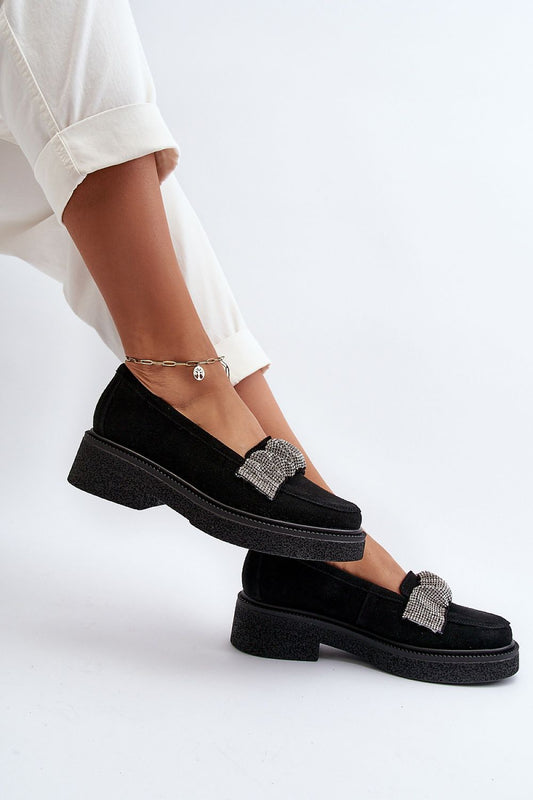 Mocassini donna neri in pelle scamosciata Laura Messi indossati con pantaloni bianchi e anklet 194700 Step in style 