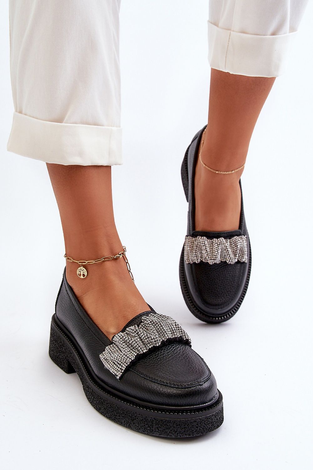 Mocassini donna neri in pelle scamosciata Step in Style indossati con pantaloni bianchi e anklet 194699