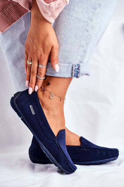 Mocassini blu Step in Style con cuciture visibili e tag laterale, indossati con jeans arrotolati 176617 Step in style 