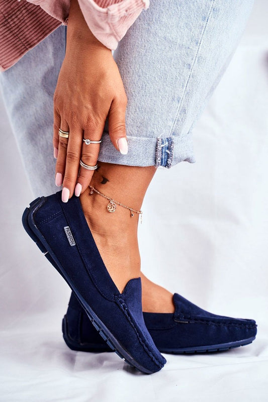 Mocassini blu Step in Style con cuciture visibili e tag laterale, indossati con jeans arrotolati 176617 Step in style 
