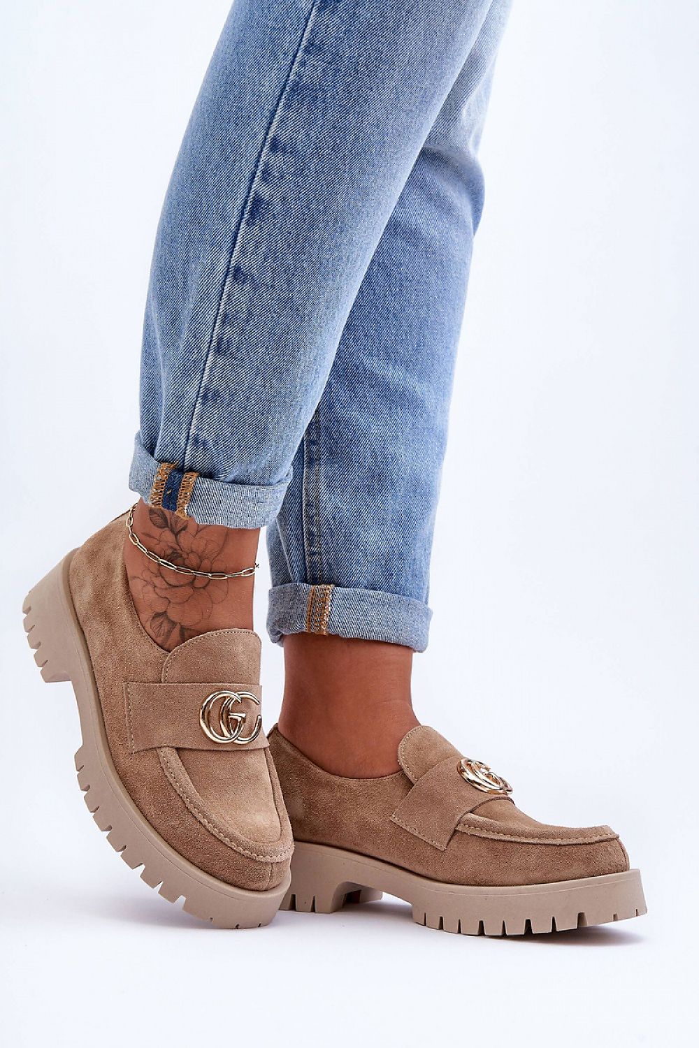 Dettaglio scarpe Step in Style 186417 beige in pelle scamosciata con decorazione metallica e suola robusta, vista ravvicinata 