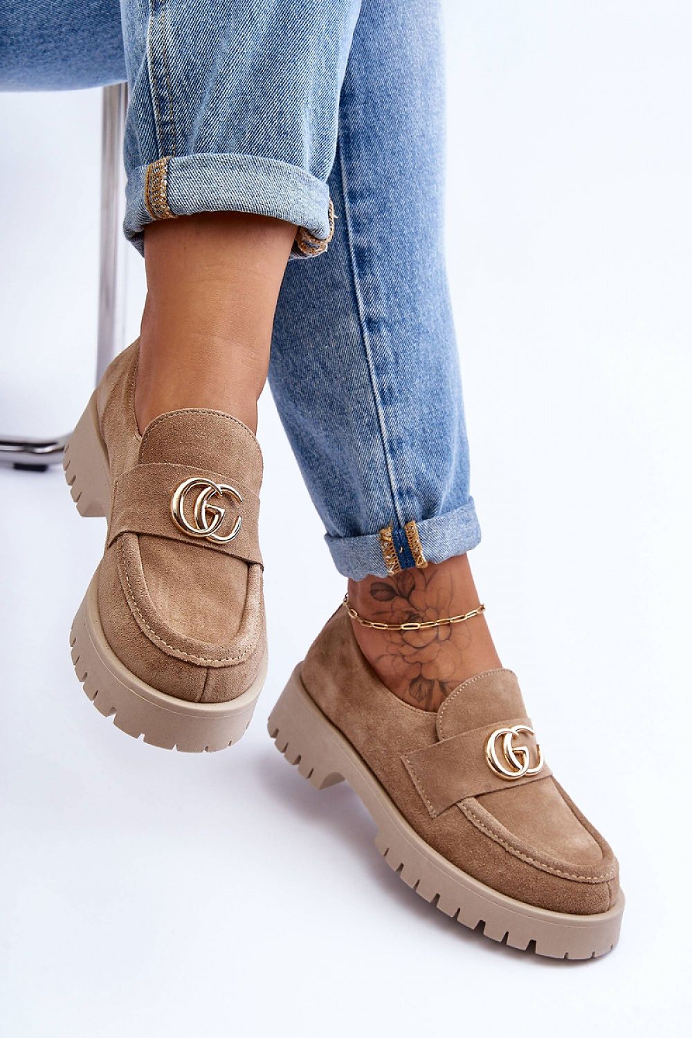 Scarpe beige  186417 Step in style in pelle scamosciata naturale con suola chunky e dettaglio dorato, indossate con jeans arrotolati 