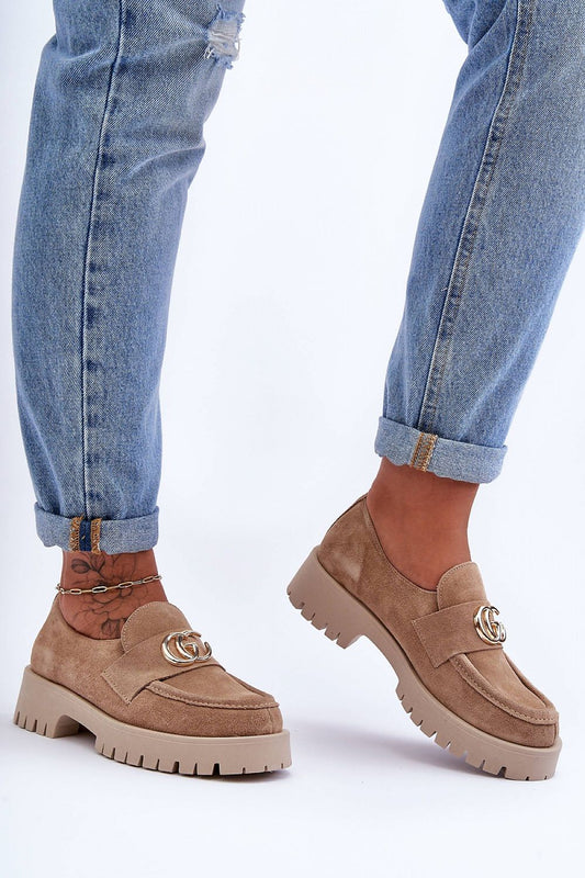 Vista laterale scarpe beige Step in Style 186417 in pelle scamosciata con tacco piatto e piattaforma, indossate con jeans e cavigliera 