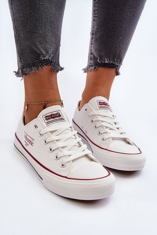 Sneakers donna bianche Big Star con dettagli rossi e neri, indossate con jeans grigi sfrangiati 194989 Step in style 