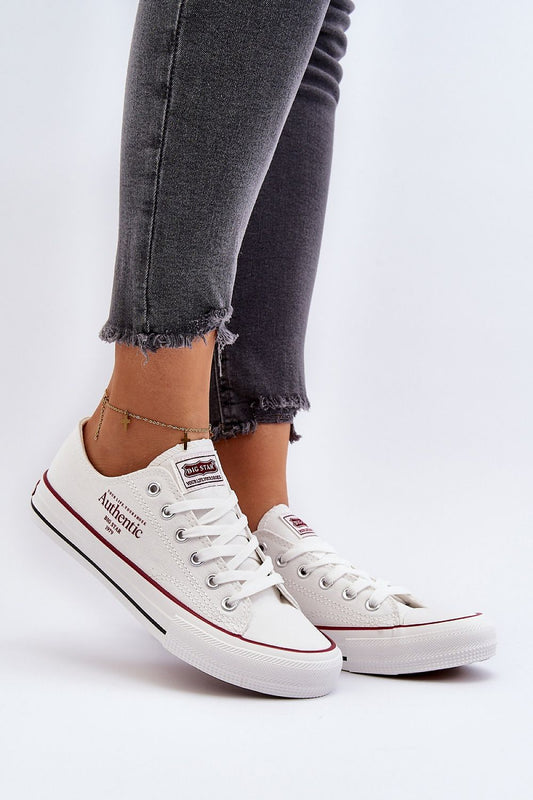 Sneakers Big Star bianche in tessuto con branding laterale e suola in gomma, indossate con jeans skinny grigi 194989 Step in style 