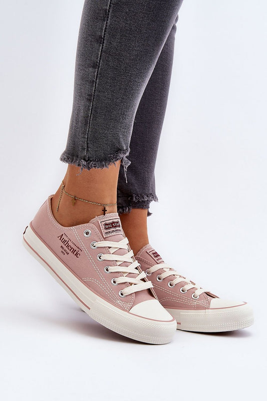 Sneakers rosa Big Star in tessuto con suola bianca e dettagli testuali, indossate con jeans grigi sfrangiati e cavigliera dorata 194990 Step in style 