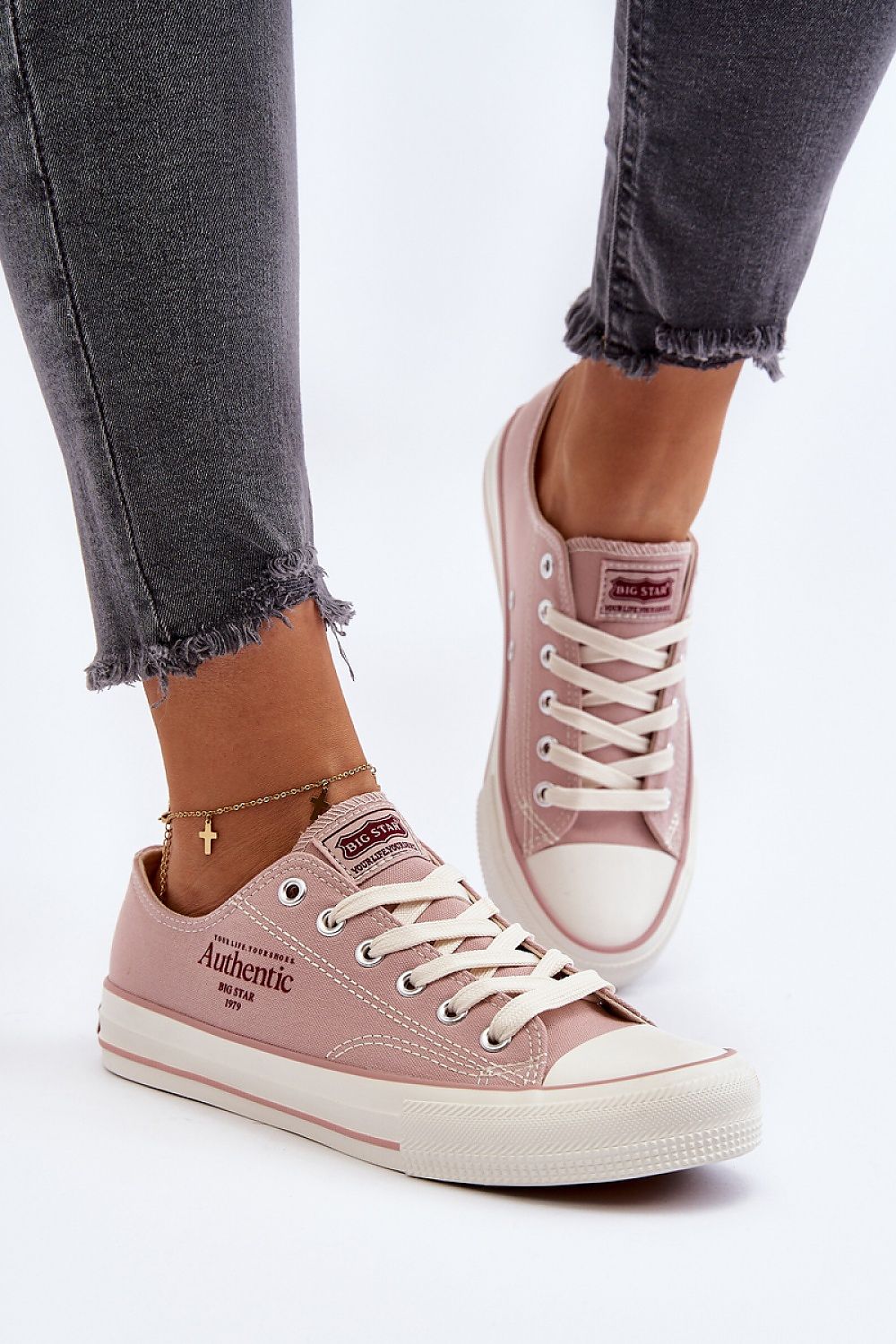 Vista dall'alto delle sneakers rosa Big Star con lacci bianchi e branding “BIG STAR 1979” su linguetta e lato 194990 Step in style 