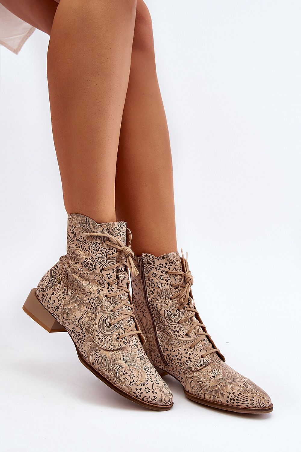 Stivaletti donna beige in pelle naturale Step in Style Maciejka indossati con abbigliamento primaverile 193934