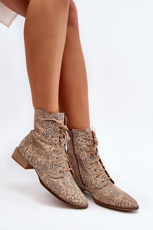 Stivaletti donna beige in pelle naturale Step in Style Maciejka indossati con abbigliamento primaverile 193934