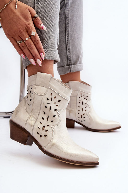 Stivaletti donna beige in pelle naturale Step in Style indossati con jeans chiari e accessori 193147