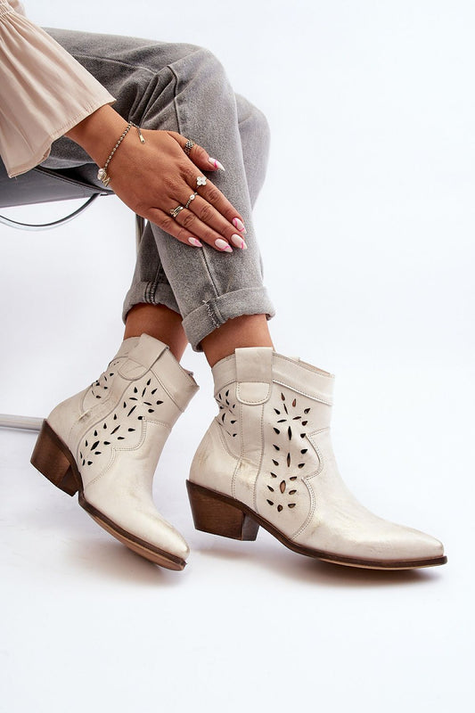 Stivaletti donna beige in pelle naturale indossati con jeans e gioielli minimal 193147 Step in style 