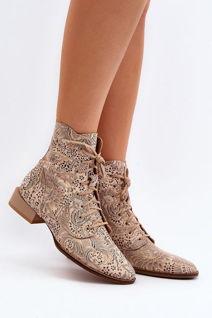 Stivaletti donna Maciejka beige in pelle naturale indossati con collant e accessori dorati 193934 Step in style 