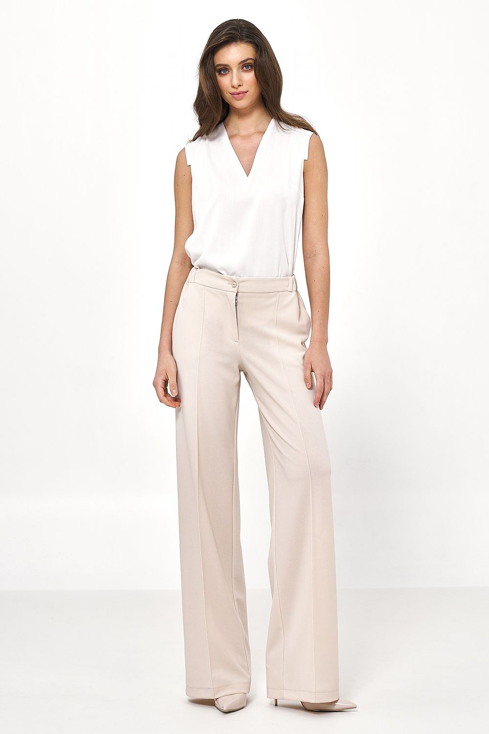 Top bianco senza maniche abbinato a pantaloni beige per outfit soft-office elegante 178011 Nife 