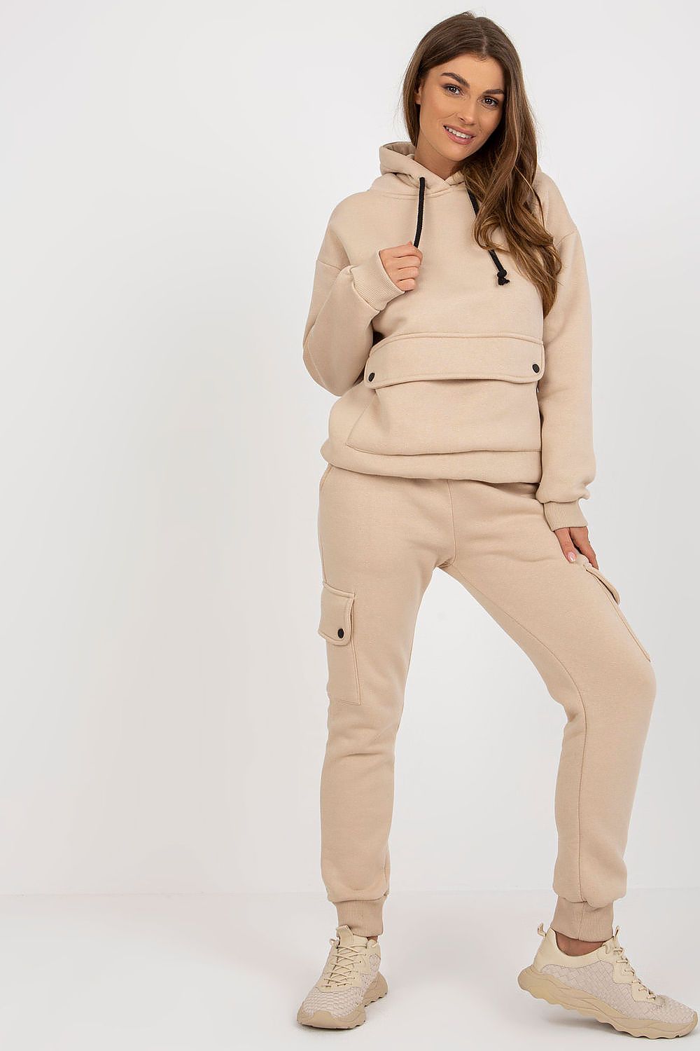Modella indossa tuta donna beige con felpa cappuccio e pantaloni cargo, vista frontale 186180 Factory Price 