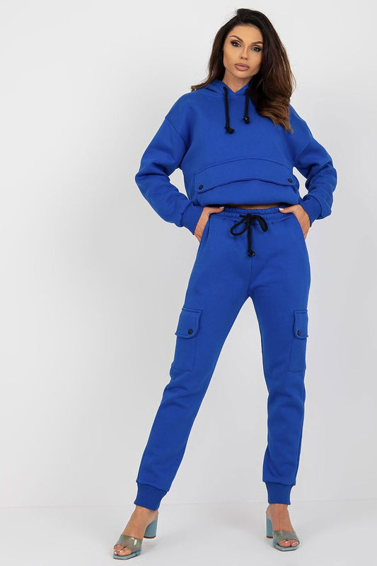 Completo sportivo azzurro di Factory Price 186183 vista frontale su modella, felpa con cappuccio e pantaloni cargo. 