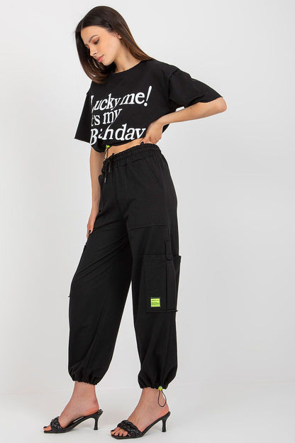 Tuta da ginnastica cargo "Badu" in cotone nero 181591, maglietta oversize e pantaloni cargo, vista frontale