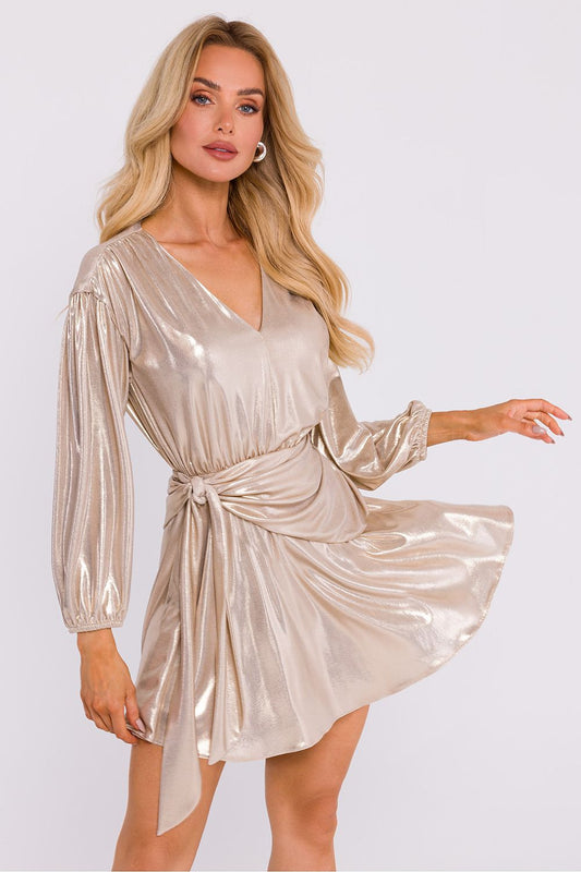 dettaglio modella indossa Moe Miniabito Moe 201649 in tessuto metallico con scollatura a V